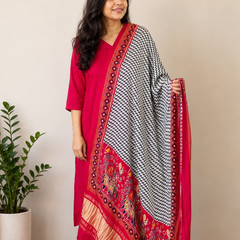 Desibutik Women's Red V-Neck Kurta Set