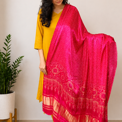 Desibutik Women's Yellow V-Neck Kurta Set