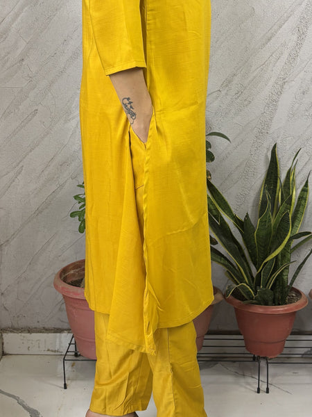 Desibutik Women's Yellow V-Neck Kurta Set
