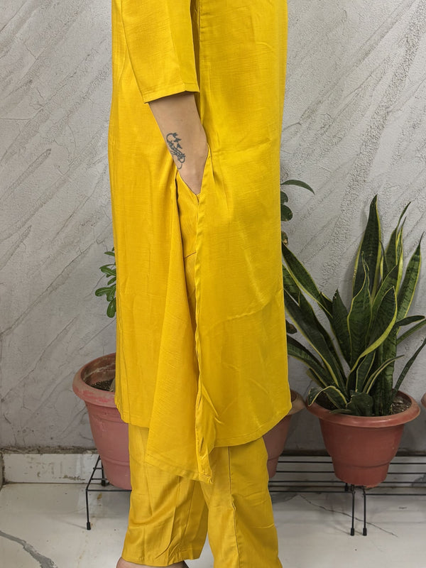 Desibutik Women's Yellow V-Neck Kurta Set