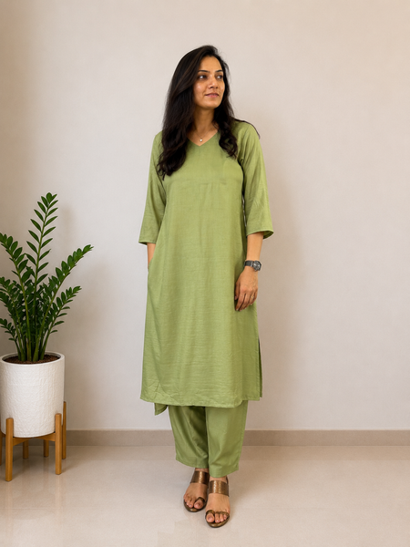 Desibutik Women's Olive Green V-Neck Kurta Set