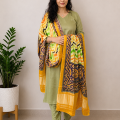 Desibutik Women's Olive Green V-Neck Kurta Set