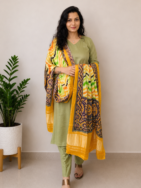 Desibutik Women's Olive Green V-Neck Kurta Set