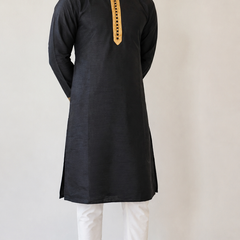 DESI BUTIK Men's Black textured Kurta Set