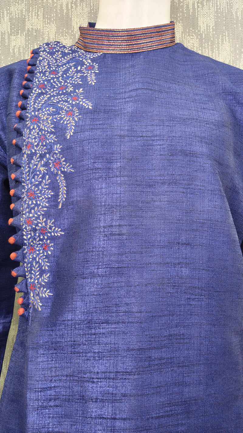 DESI BUTIK Men’s Navy Blue Embroidered Straight Kurta with White Churidar