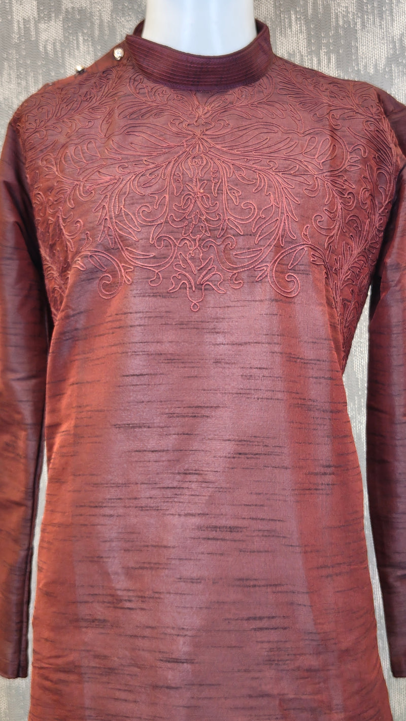 DESI BUTIK Men’s Maroon Embroidered Straight Kurta with White Churidar