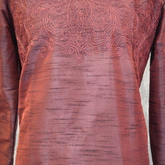 DESI BUTIK Men’s Maroon Embroidered Straight Kurta with White Churidar