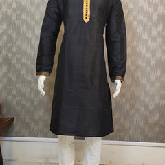 DESI BUTIK Men's Black textured Kurta Set