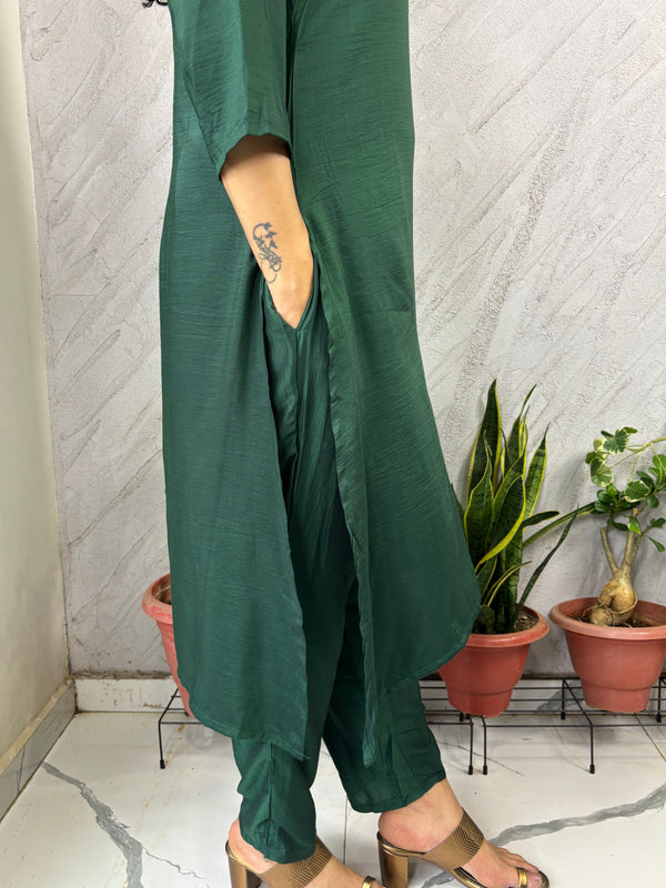 Desibutik Women's Bottle Green V-Neck Kurta Set